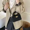 Bolso pequeño cuadrado estilo inspirado en Chanel para mujer, nuevo bolso de hombro cruzado con cadena acolchada de gamuza retro de moda 2026