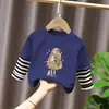 Top de estilo patchwork de dos piezas falsas, moderno y a la moda, para niñas, camiseta de manga larga a rayas de algodón puro con dibujos animados