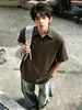 Camiseta falsa de dos piezas estilo retro americano en color marrón para hombre, polo de manga corta a cuadros de verano de alta gama con cuello camisero desplegable y hombros de ajuste regular