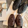 Sapatilhas da moda com franjas, sapatos femininos pequenos de couro, nova coleção outono 2026, estilo slip-on bico redondo, sapatos femininos confortáveis e versáteis