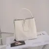 Nova Bolsa de Couro de Primeira Camada 2025 para o Dia a Dia Feminina Elegante Simples de Ombro Transversal Versátil Bolsa Saco