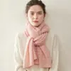 Novo cachecol 100% puro cashmere com um design meticulosamente trabalhado, macio, leve e durável. É um lenço estiloso e versátil, perfeito para usar ao ar livre e te manter aquecido(a).