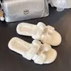 Chinelos Peludos Femininos 2024 Outono Novo Estilo Roupa Externa Fundo Plano Forro de Lã Rede Vermelha Tira Única Cruzada Fivela de Metal Chinelos de Algodão Retrô