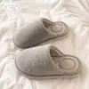 Fábrica de Zapatos Qidan Pantuflas de Algodón Silenciosas para Mujer Otoño e Invierno Calientes para Interiores Hogar Más Terciopelo Antideslizantes Pantuflas de Algodón para el Hogar Hombres