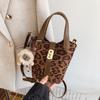 Bolsa de Couro Camurça Modelo Saco para Mulheres 2026 Nova Retro Versátil Bolsa Transversal Tendência Mais Vendida Bolsa Pequena para o Dia a Dia