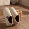 Chinelos de Algodão Impermeáveis de PU Masculino Inverno Novo Estilo Casa Interior Antiderrapante Quente Confortável Par Chinelos de Algodão Fechados Atrás Feminino