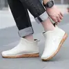 Botas de chuva impermeáveis e antiderrapantes, espessadas e duráveis, design de cano curto, modernas, quentes, com solas grossas, estilo masculino, forradas com fleece, botas de pesca leves