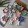 Plato de Salsa Cerámico Estilo Japonés con Forma de Flor, Plato de Condimento Esmaltado en Horno Vintage, Plato para Sushi, Plato Creativo para Salsa para Dipear, Plato de Condimento, Venta al por Mayor desde el Fabricante