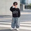 Conjunto de moletom infantil, estiloso e legal para meninos, novo conjunto casual de duas peças para primavera e outono para crianças pequenas, moda infantil tendência 2026
