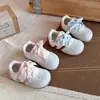 Tênis Esportivo Infantil da Moda 2026 Novidades de Verão para Bebês e Crianças Pequenas Sola Macia Sapatos para Caminhar Sapatos Casuais Respiráveis Vazados para Meninas