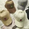 Gorra de Béisbol Bordada con Letras de Gato Estilo Japonés 2026 para Mujer, Versión Coreana con Visera Ancha, Sensación de Alta Gama, Gorra de Pico para el Día a Día