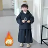 Conjunto de Lã Forrado para Meninos Temporada Outono e Inverno Conjunto Espesso de Colete Infantil Três Peças 2026 Novo Estilo Roupas de Inverno Estilo Coreano para Bebê
