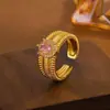 Lujo Ligero Más Vendido Estilo Europeo y Americano Diseño Exagerado Anillo Vintage Huevo de Paloma, Banda Ancha con Diamantes, Nueva Piedra Natural Rayada
