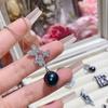 Pingente de camélia doce fresco estilo escuro nicho moderno hip hop com diamante pingente de pérola negra de alta qualidade de luxo para mulheres