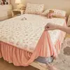 Un juego de tres piezas de colchas de encaje de terciopelo de leche frescas y delicadas, que incluye una falda de cama blanca engrosada para el invierno, una cubierta de cama de cobertura total y un protector de colchón