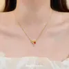 Novo Estilo Chinês Ouro Areia Studded com Diamantes Luxo Leve Laço Colar com Diamante Vermelho Micro-set Zircônia Elegante Colar com Pingente de Laço com Franjas