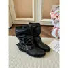 Botas de cowboy ocidentais para mulheres, nova coleção de outono 2026, estilo retrô com fivela de cinto de couro marrom, salto grosso e botas de tornozelo plissadas e franzidas.