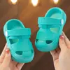 Chinelos de Verão Super Macios com Solado Macio, Fofos, para Bebês e Crianças, com Furos, para Homens e Mulheres, Antiderrapantes e Duráveis para Uso em Casa e ao Ar Livre