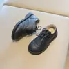 Zapatos pequeños de cuero para niños moda estilo coreano para niño zapatos de vestir estilo británico 2025 primavera y otoño nuevos mocasines de suela suave para bebé tendencia