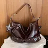Bolsa tote de couro encerado vintage transfronteiriça com enfeites de rebite e estrela, uma bolsa de ombro de grande capacidade com estilo descontraído, perfeita para o dia a dia.