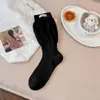 Calcetines estilo Miu para mujer, primavera y otoño, calcetines de media pantorrilla inspirados en el ballet, estilo coreano con etiquetas de tela de letras, puño de burbuja, sin costuras, grises y con volantes