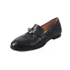 Primeiro encontro com o estilo old money! Sapatos baixos de metal vintage para mulheres, sapatos baixos de couro desgastado