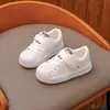 Zapatos Blancos para Niños 2024 Primavera y Otoño Nuevo Estilo Niñas Bebé Moda Versátiles Zapatos Deportivos Niños Suela Suave Zapatos para Gatear