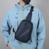 Bolso de Pecho para Hombre con Estampado de Letras de Moda, Bolso Cruzado de Gran Capacidad para Deportes al Aire Libre, Bolso de Hombro Versátil de Múltiples Capas para Viajes y Uso Diario, Moderno