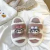Zapatillas de Algodón de Suela Gruesa con Personaje de Dibujos Animados Altamente Atractivas para Mujer, Novedad Otoño/Invierno 2026, Medias Zapatillas Cálidas de Piel para Interior