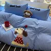 Novo conjunto de quatro peças em puro algodão estilo cartoon, bordado de toalha fofo, lençol e capa de edredom 100% algodão, conjunto de três peças para dormitório estudantil