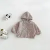 Conjunto de tres piezas Dianxi para bebé: Camiseta base linda de dibujos animados, Sudadera con capucha y estampado de leopardo, Jeans con fruncidos para otoño