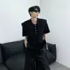 Camiseta de Manga Corta Acolchada con Diseño Único de Cuello en V Desestructurado para Hombre, Estilo Veraniego High Street Americano, Fresca y Elegante, Aspecto de Alta Gama, Manga Media