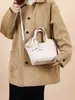 Bolso de Moda de Cuero de Vaca de Primera Capa con Patrón de Lichi Simple Bolso Cubo Piel Genuina Bolso de Hombro Cruzado de Lujo Ligero con Bufanda para Mujer