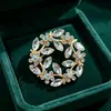 Elegante broche redondo de cristal con forma de hoja, alfiler de aleación con pedrería, adecuado para trajes, abrigos y vestidos formales, un accesorio lujoso