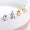 Pendientes Simples de Temperamento Estilo Coreano Europeo y Americano Estudiante Estilo Occidental Joyería para Orejas de Viajero Pendientes Asimétricos de Luna y Unicornio