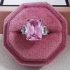 Anel Europeu e Americano Exagerado de Luxo Cristal Rosa Banhado a Ouro 18K Anel de Noivado de Luxo Europeu e Americano R5235