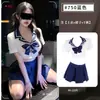 Traje puramente desejável com gola de marinheiro: top curto e saia plissada de cintura alta, um look jovial estilo casa
