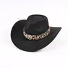 Los sombreros de vaquero occidentales se venden mucho en el extranjero en Europa y América, presentando gamuza sintética, estilo étnico, sombreros jazz versátiles y sombreros de vaquero vintage.
