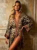 Estilo Europeu e Americano Primavera e Verão Sexy Camisola de Seda Falsa com Estampa de Leopardo, Roupa de Casa, Cardigã Sexy de Corte Amplo, Roupão com Amarração