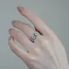 Anillo de Flor de Cuatro Hojas Hueco para Mujer, Exquisito, Ligero, Lujoso y de Gama Alta, Anillo Abierto para Dedo Índice, Joyería de Diseño de Nicho Estilo Antiguo
