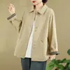 Foto real de abrigo corto artístico para mujer, versión coreana primavera y otoño 2026, corte holgado, talla grande, casual, versátil, manga larga, con cuello para mujer