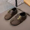 Zapatos Birkenstock para niñas transfronterizos, nueva colección otoño 2026, zapatos de cuero de suela blanda para bebés niñas, zapatos casuales de punta poco profunda para niños pequeños y niños pequeños, estilo moderno