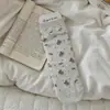 Calcetines de estilo universitario color caramelo marrón con bloques de color y estampado de rombos estilo coreano, nueva colección de otoño, calcetines hasta la pantorrilla con estampado floral, calcetines de algodón holgados