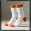 Meias Laranja Feitas Sob Medida, Meias Brancas com Logo, Customização de Amostra, Meias Femininas Culturais e Criativas Feitas Sob Medida, Produção de Amostra, Meias para Pedido OEM