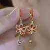 Brincos de Zircônia Folha de Bordo Vermelha, Elegantes e Luxuosos, Brincos de Novo Estilo com Toque de Alto Padrão, Joia de Orelha Flor de Cinco Pétalas Exquisita e Única