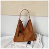 Bolso tote vintage versátil de gran capacidad para mujer, nuevo bolso de hombro o axila de moda y estilo nicho para la primavera de 2026