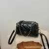 Bolsa de Mão Fashion Estilo Coreano Pequena Tote Bag para Mulheres Verão 2026 Nova Bolsa Quadrada Pequena Acolchoada com Corrente de Ombro Único Transversal