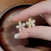 Pendientes de Ojo de Gato con Flor de Doble Cara de Temperamento Diseño de Nicho Sentido de la Moda Lujo Ligero Puños para Orejas Pendientes Versátiles Exquisitos de Gama Alta