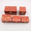 Patrón oro rojo Xiangyun flor roja caja de balonmano pieza de mano caja de sello caja de embalaje de joyería simple material compuesto