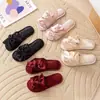 Pantuflas de Seda Estilo Japonés Lazo para Mujer Hogar Interior Verano Antideslizantes Suela Suave Estilo Primavera y Otoño Primera Base